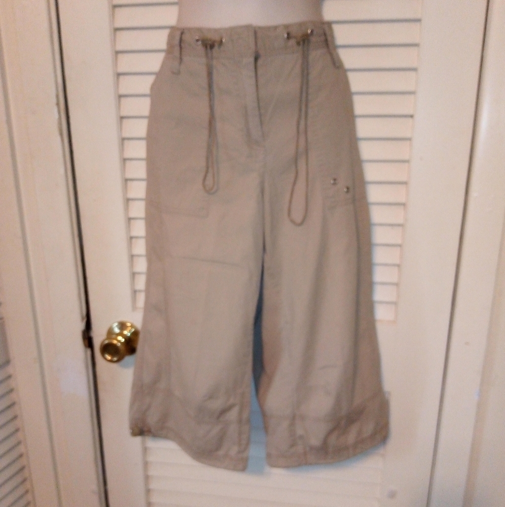 SIZE SMALL, THREE HEARTS CAPRIS